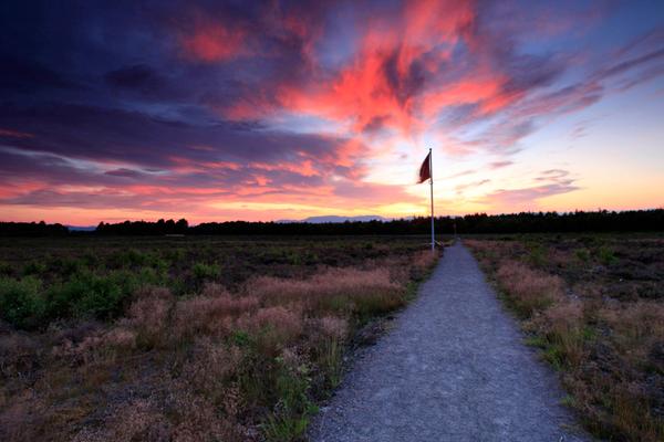 Dramática puesta de sol sobre el campo de batalla de Culloden, cerca de Inverness