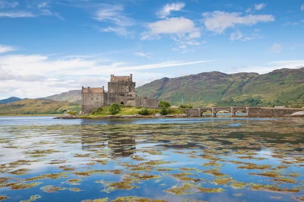 Le château d’Eilean Donan entouré du Loch Duich, près de Dornie, un jour de grand soleil