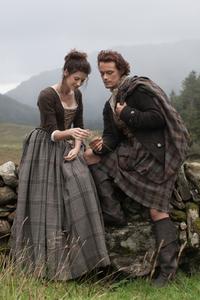 Claire e Jamie di Outlander seduti su un muretto © Sony Pictures Television Inc. Tutti i diritti riservati.
