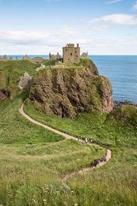 Vue du sentier menant au château de Dunnottar en haut de la colline, sur la côte de l'Aberdeenshire