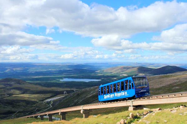 Un train bleu voyage sur la Funicular Railway dans la station de ski de CairnGorm, Highlands © Natural Retreats, CairnGorm Mountain