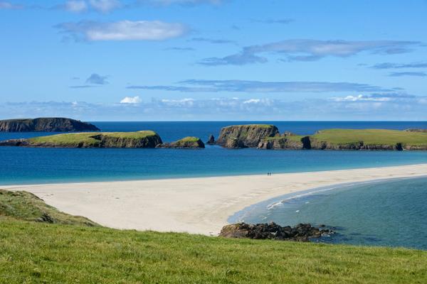 Vue de l'île de Saint-Ninian reliée au Mainland des Shetland à Bigton par un tombolo de sable