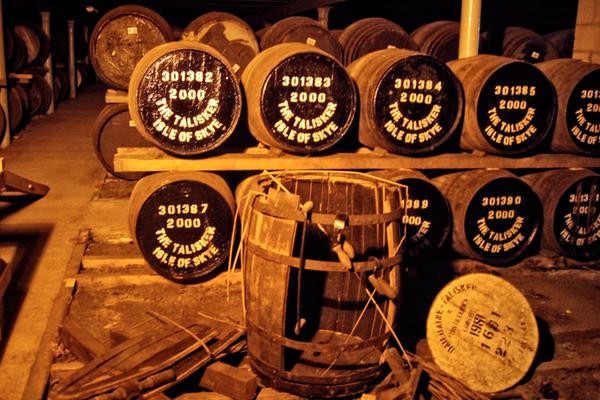 Des fûts à la distillerie Talisker sur l’île de Skye