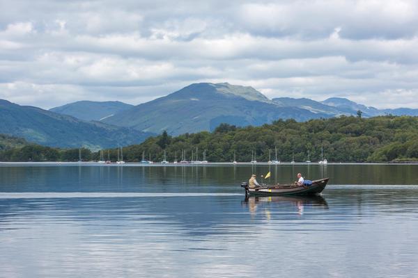 Twee mannen aan het vissen in een boot op Loch Lomond