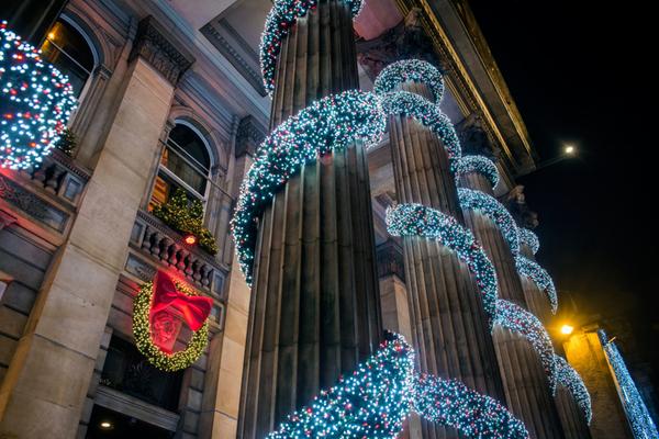 Decorazioni natalizie sui pilastri di The Dome di George Street, Edimburgo