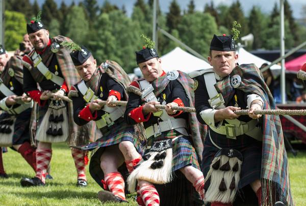 Un ´tira y afloja´ con los Atholl Highlanders en los Juegos de las Highlands de Blair Atholl