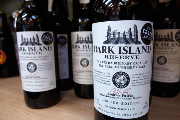 Flessen Dark Island Reserve Ale te koop in de Orkney brouwerij en het bezoekerscentrum in Orkney