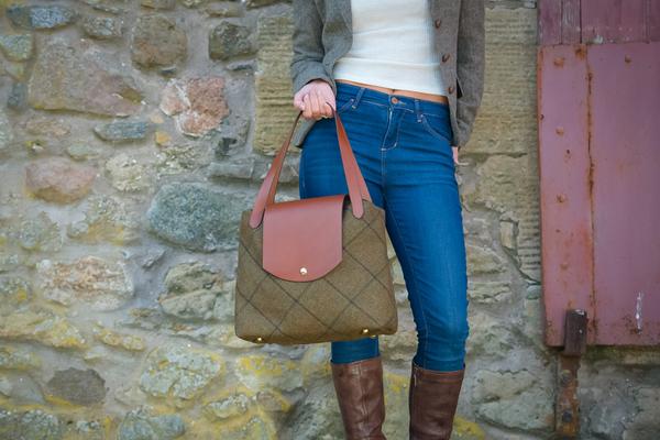 Una borsa in Harris Tweed creata dalla designer tessile Clare O’Neill