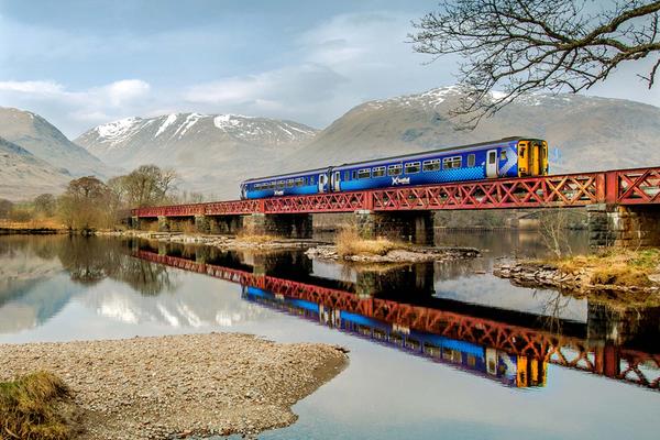 Un treno ScotRail attraversa l’estremità del Loch Awe sulla linea Glasgow-Oban nei pressi di Dalmally © Dennis Hardley Photography