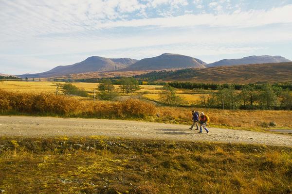 Blick auf zwei Wanderer auf einer Etappe des West Highland Way zwischen dem Inveroran Hotel und der Forest Lodge, Argyll