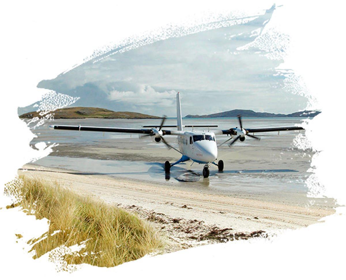 Un aereo in sosta sulla sabbia presso l’aeroporto di Barra su Traigh Mhor Beach, Barra