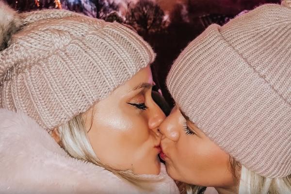 Vloggers Wegan celebrate Hogmany with a New Year's kiss